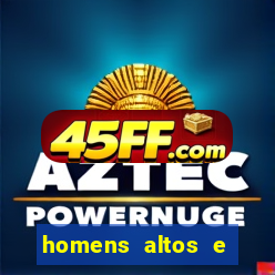 homens altos e magros pelados